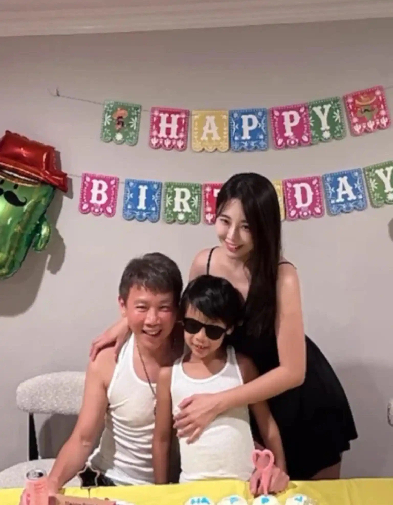 陶喆生日现场，妻子很年轻，孩子也挺小的​​​