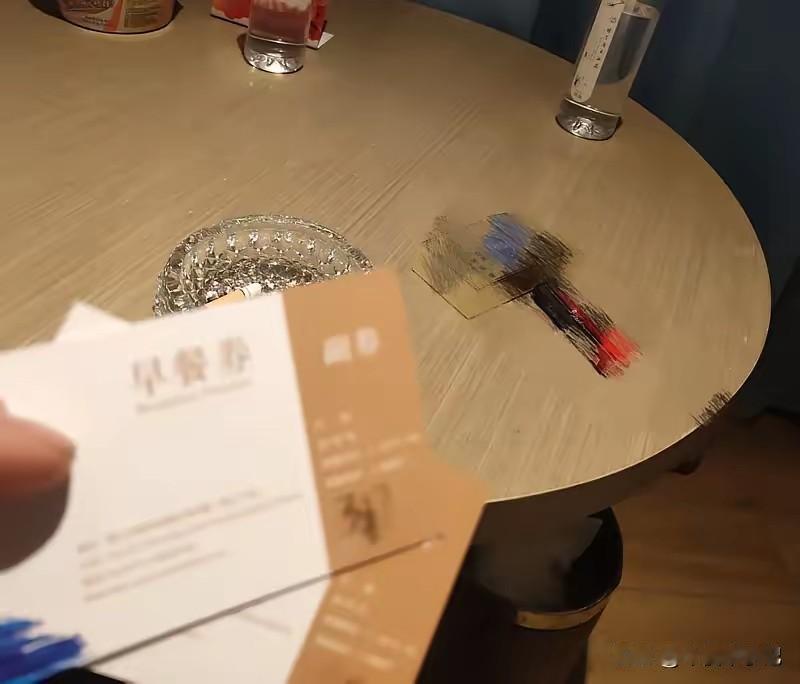 我去酒店开房，刚好碰到前妻在前台上班。我问她：“你还在这上班呢？还有空房吗？”她