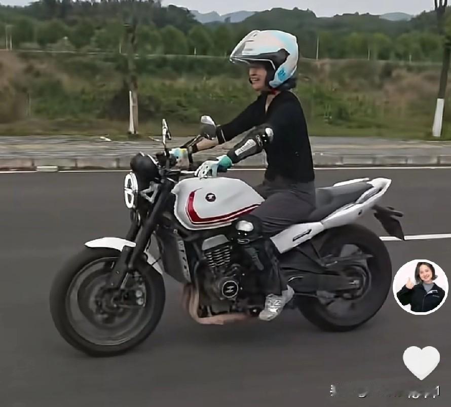 张雪机车的管理层肖丹丹这场“裸辞追随”确实是一场教科书级别的职场豪赌。她不仅赌对