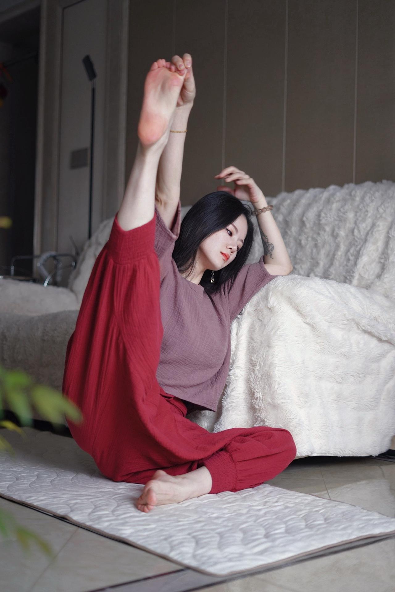 瑜伽女孩瑜伽拍照体式爱瑜伽的小姐姐