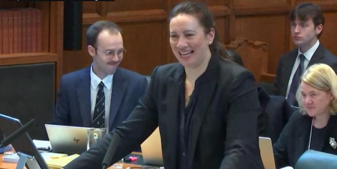 家人们谁懂啊，在咱们印象里，最高法院那可是庄严到不敢大声喘气的地方，结果最近居然