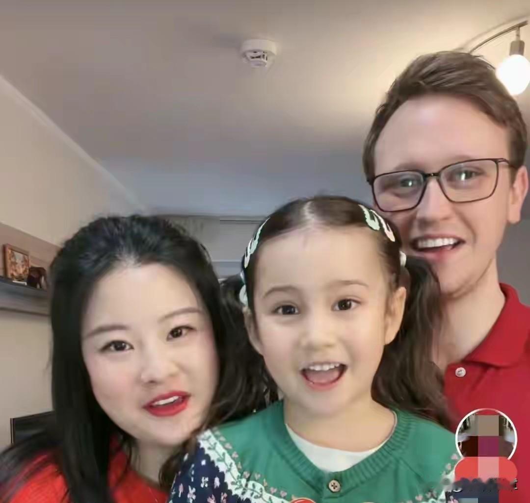 两年前她去了德国，带着女儿苏西，网络上全是祝福，都说她嫁给爱情了，所有人都觉得她