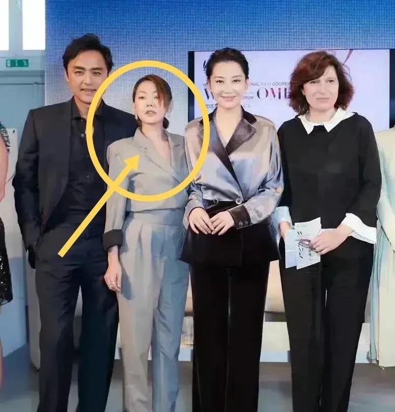 果然气质不是装出来的，你看旁边的许晴，她只是站着什么都不做，却给人眼前一亮的感觉