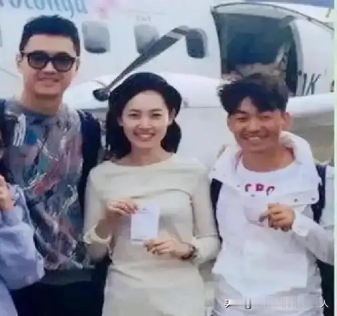 昨晚宋喆在抖音卖新疆灰枣，刚开播十分钟，弹幕瞬间被“王宝强”刷屏。他强装镇定低头