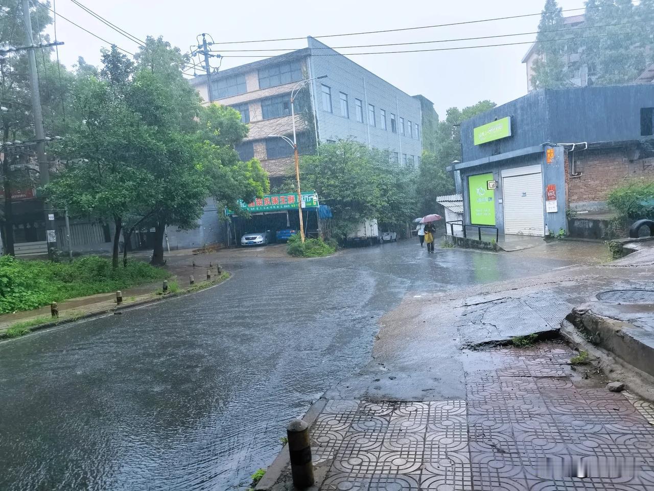 昨天从昆明才回到株洲，早上起床去买一点早点吃，突然一场大雨，即使撑着伞也把裤脚淋