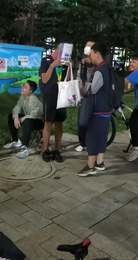 大妈与学生相撞讹人倒地不起俩学生掏出政治课本现场朗读给大妈普及社会道德与秩
