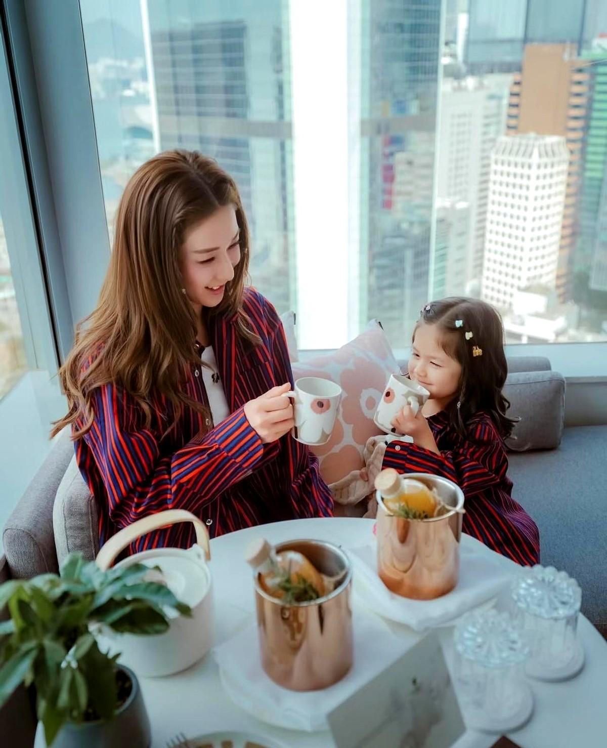 钟嘉欣给老公打110分，这姐是真活明白了！她最近晒了跟小女儿安妮卡的照片，母