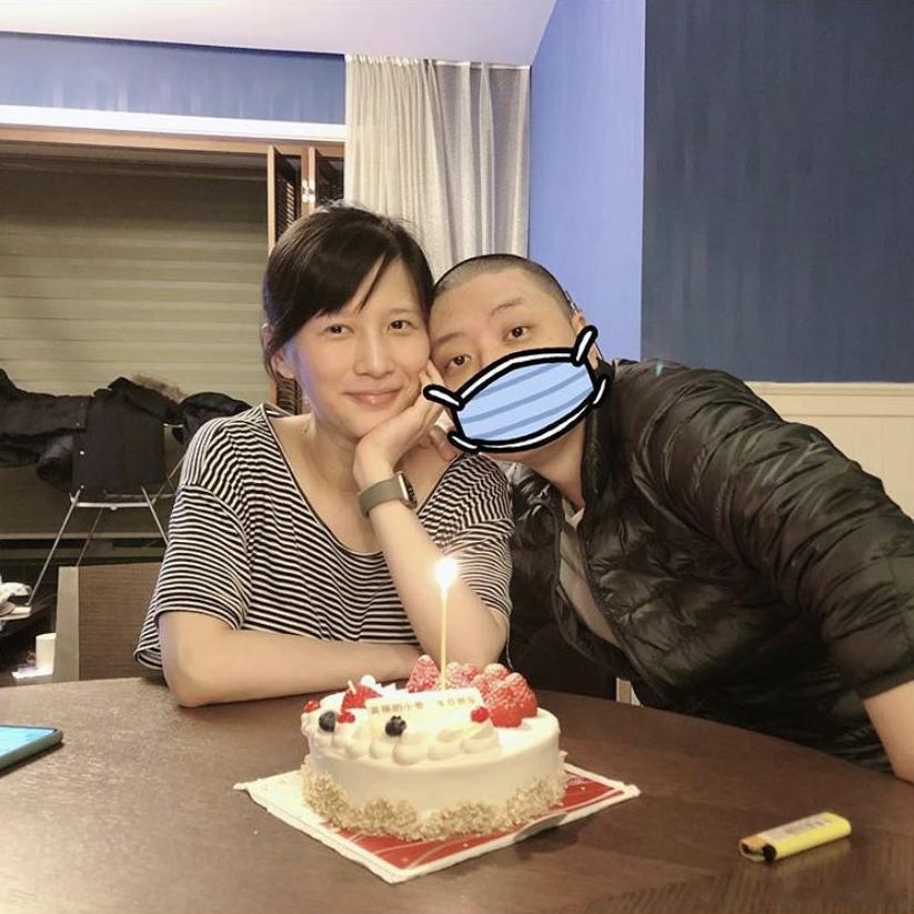 papi酱的婚姻模式超前两人中戏同届相恋，婚后不办婚礼、过年各回各家，亲家多年从