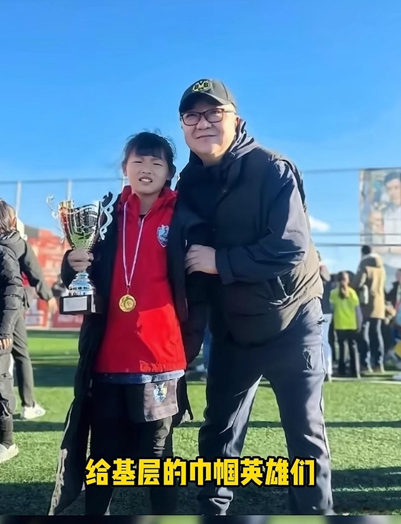 重磅好消息！中国足球小将即将组建女队了！董路在直播间和基层女教练刘导