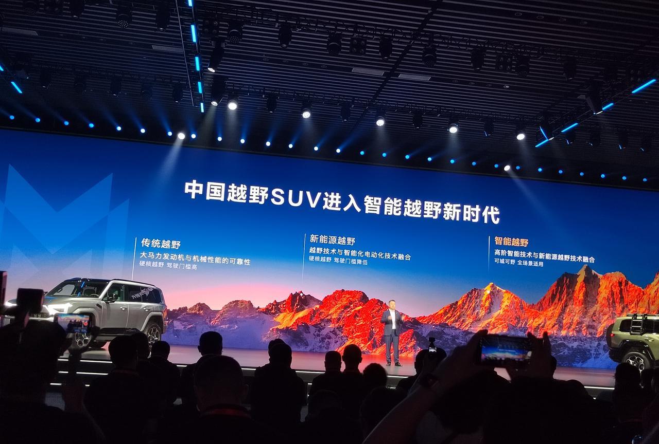 华为乾崑ADS4.0、鸿蒙座舱5、带大梁、行业首个两挡纵置11模PHEV架构（