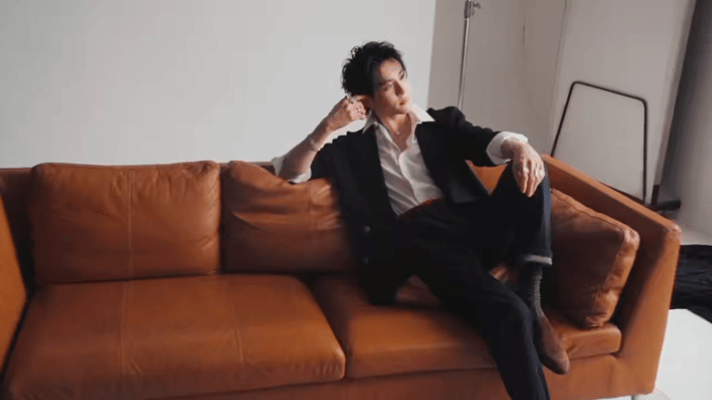 芭莎男士曾舜晞五月刊封面白西装那套的封面语如果配的是“温柔”，黑金那套配的应该