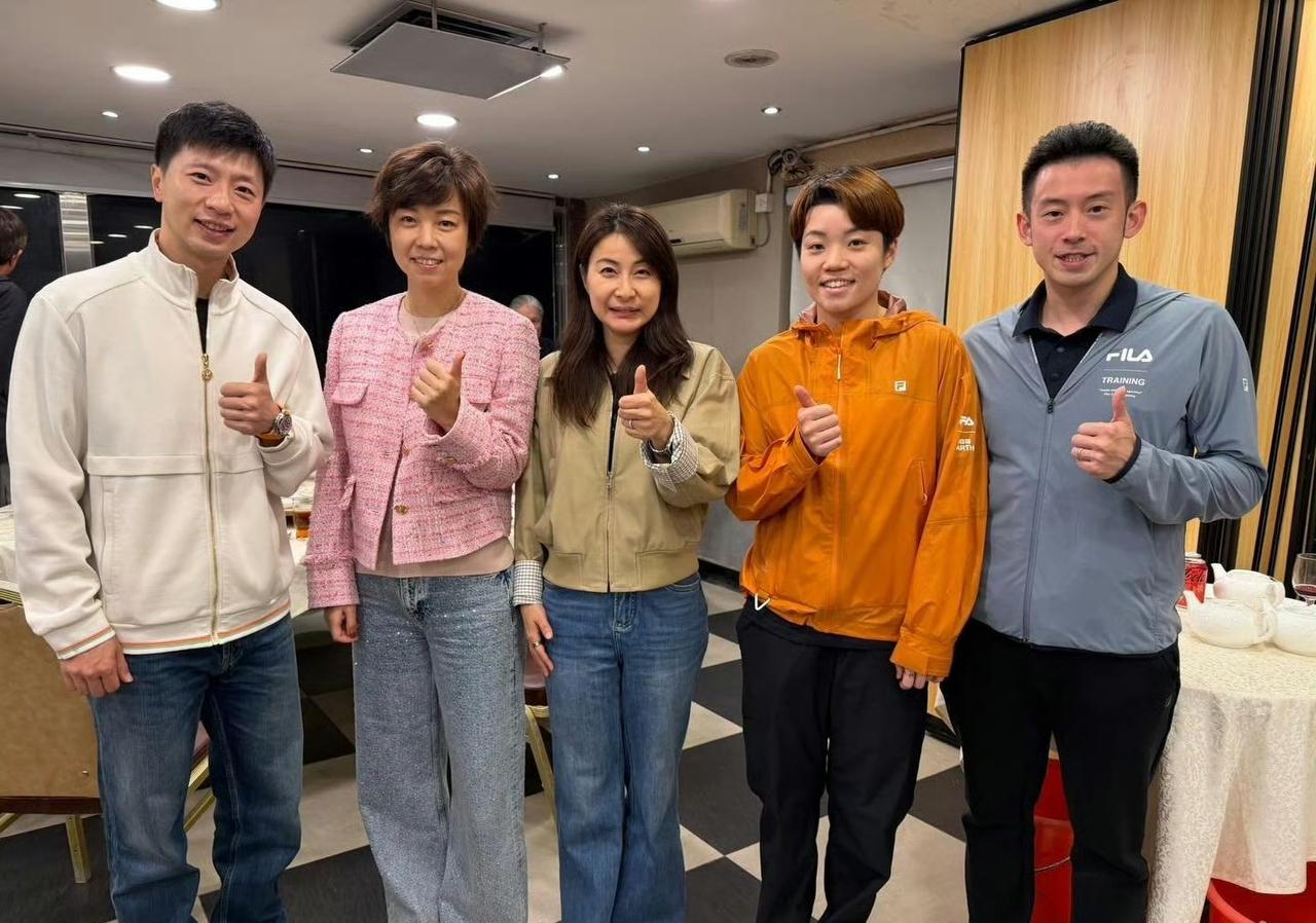 杜凯琹🇭🇰和三个大魔王合影[赞]！激动的她拍完照就发自媒体了，说谁懂她的心