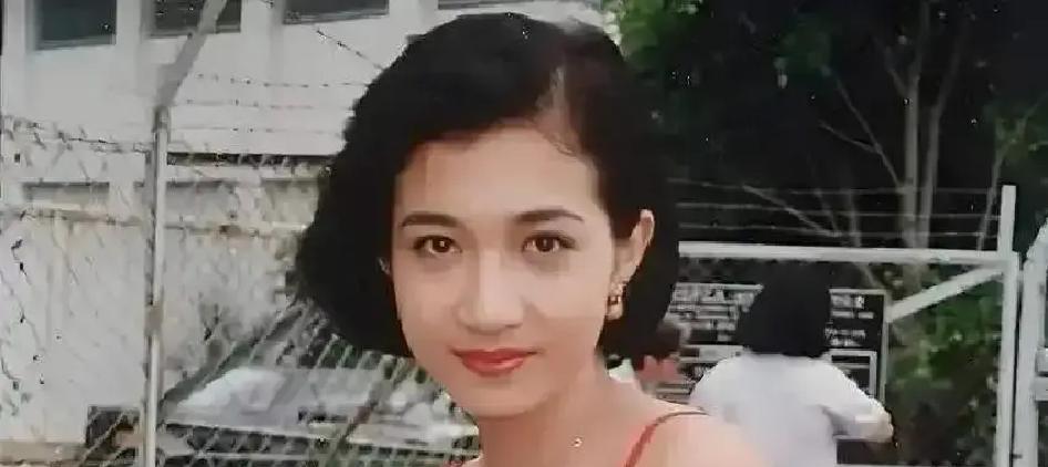 成龙39年婚姻真相曝光，林凤娇才是操盘手！别再提什么浪子回头了，这根本就是一场