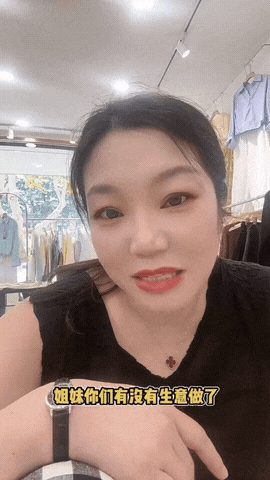 收钱后破防了！服装店一女老板，卖给一宝妈衣服收了120元，然而收完钱后心里却很难