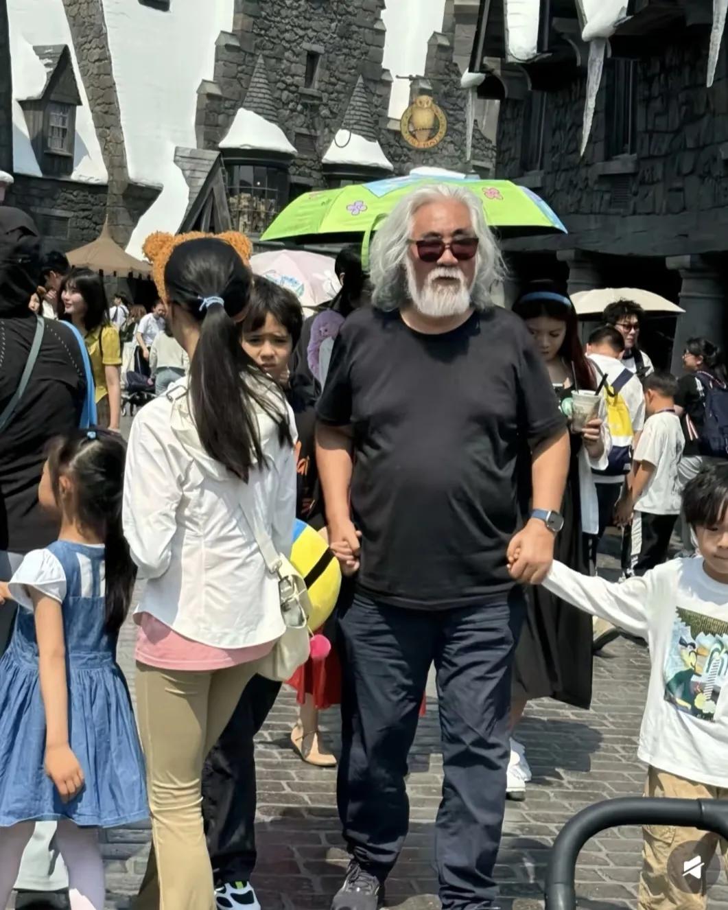 5月25日，张纪中导演一家人出游，场面甚是壮观，引得大家驻足观看：一家人环球影城