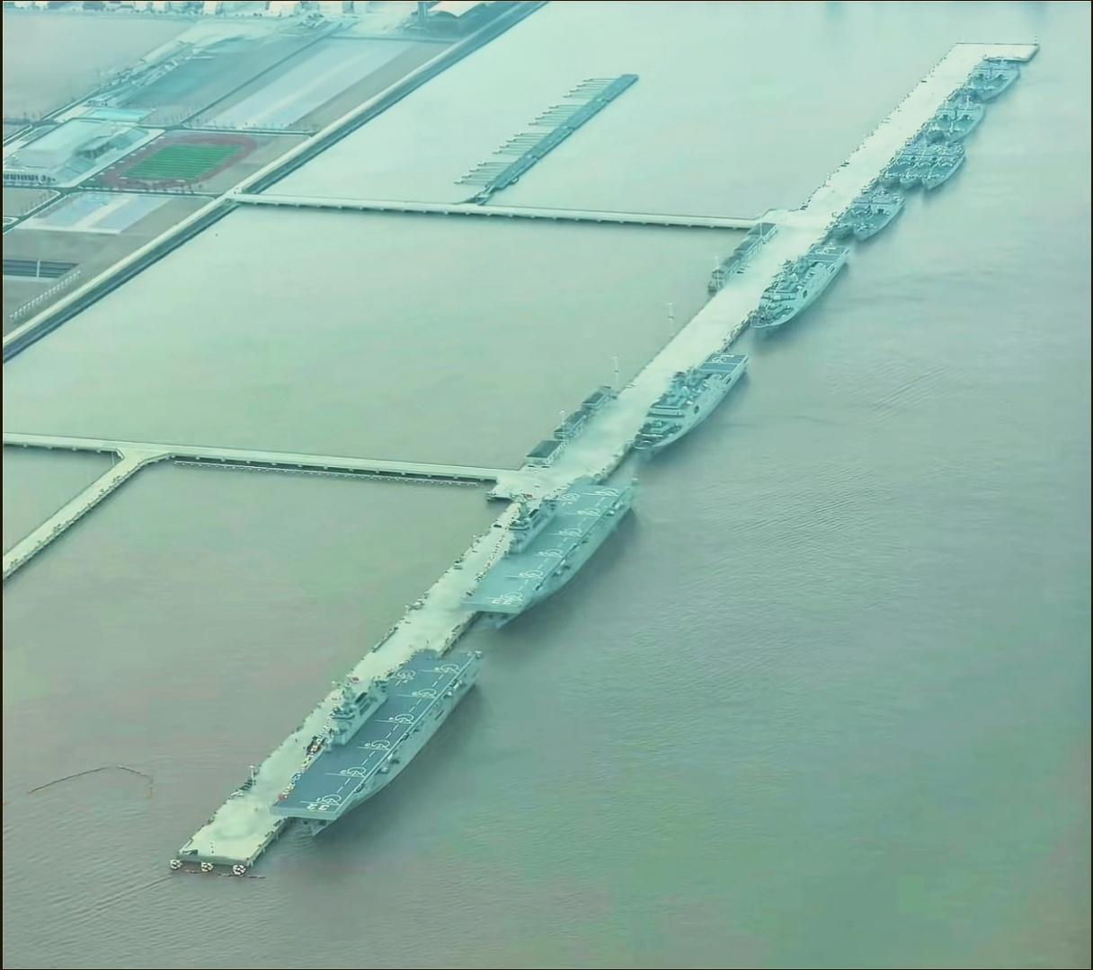 这是华东某军港13艘两栖登陆舰艇密集同框的震撼场景，总吨位超18万吨，是中国海军