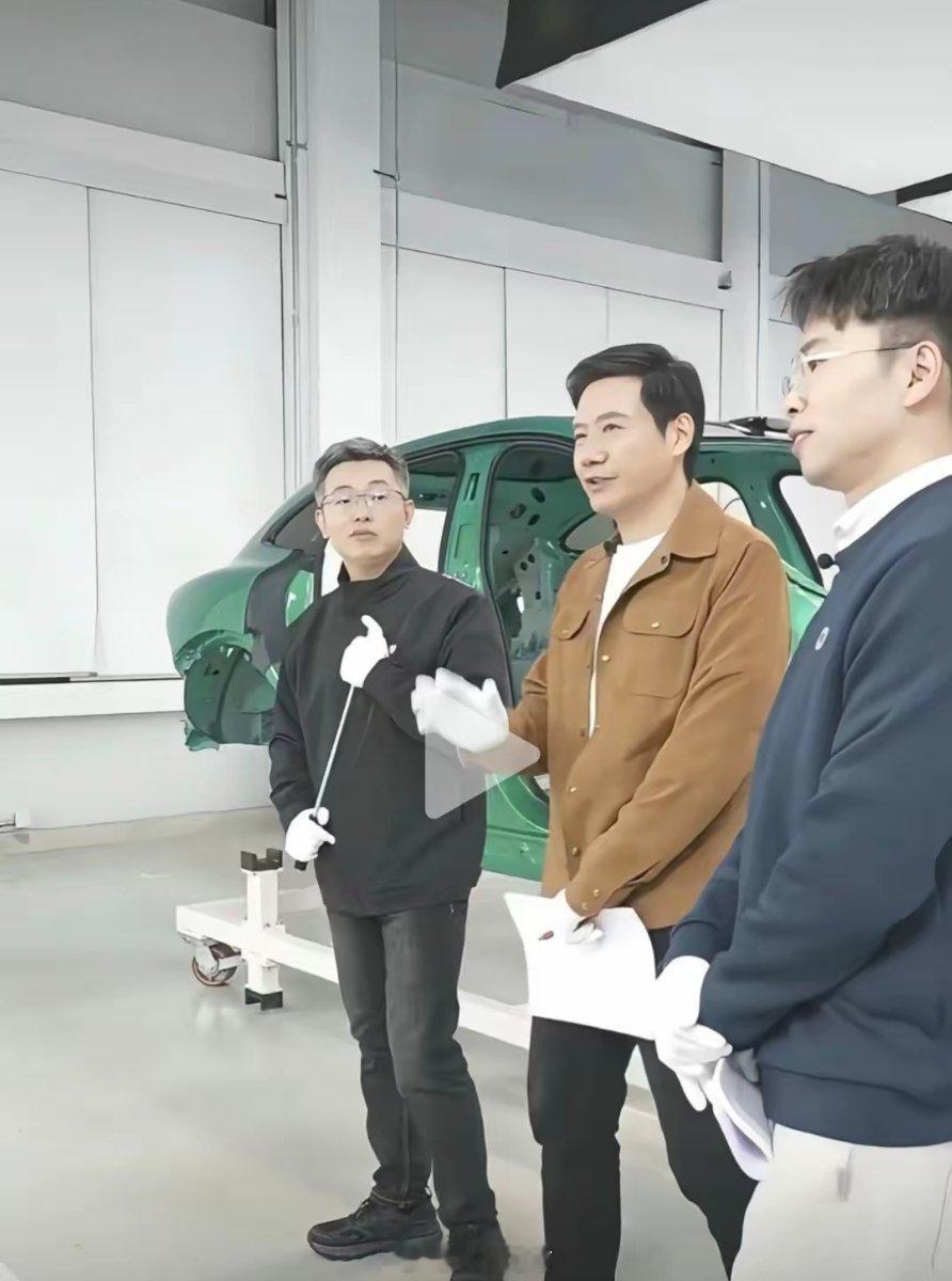 小米汽车雷总现场拆解一辆小米YU7新车，论技术扎实度还是要看雷总，不仅软件懂，