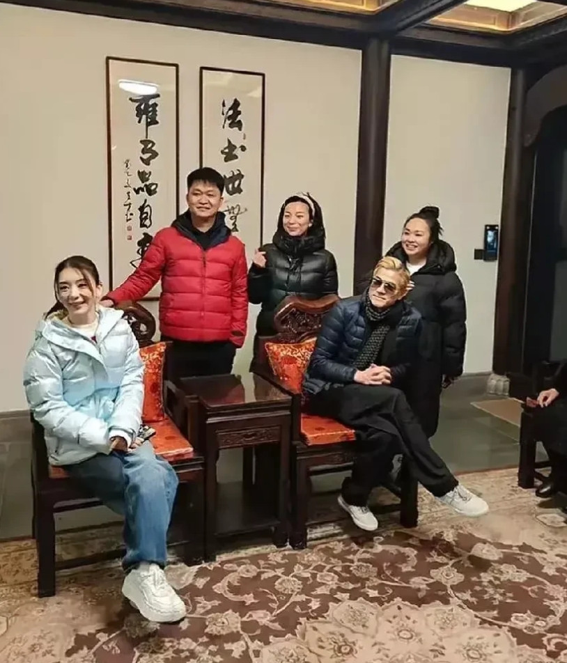 不怪郭富城非要把她娶回家，路人镜头下都美若天仙。[大笑][大笑][大笑]