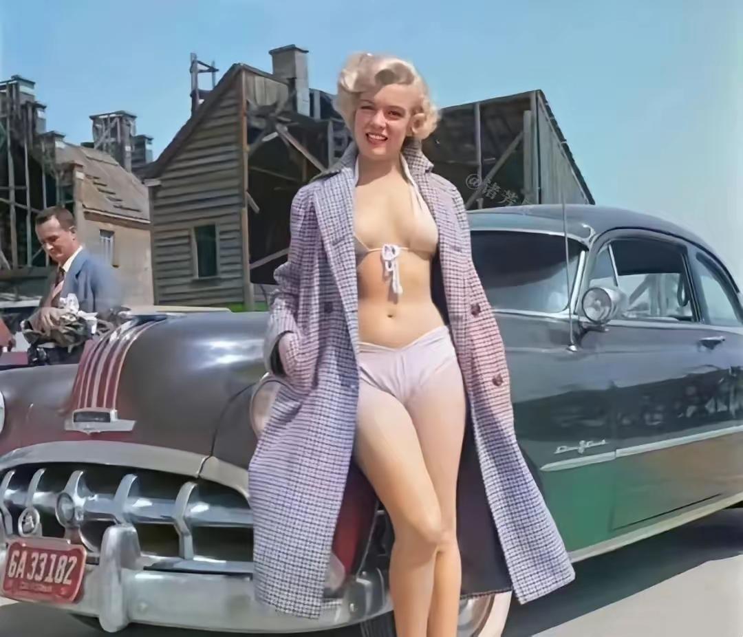 25岁玛丽莲·梦露（1951年洛杉矶好莱坞摄影棚拍摄）​