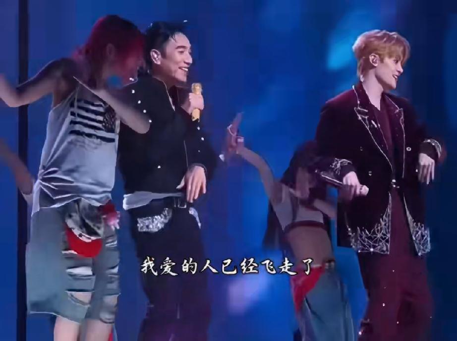 付辛博演唱会上，林依轮好像吃了防腐剂声音没变，还是那么好听，人也是，帅气又年