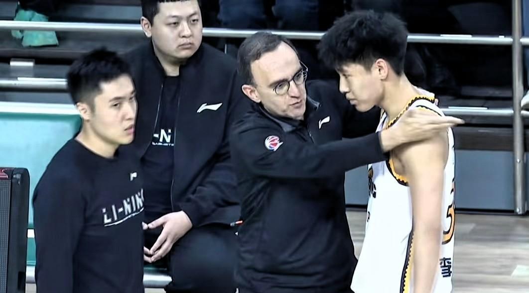 我有一妙计！来解决辽宁男篮人才流失问题，小刘总花钱归化一个非洲籍外援，相当于本土