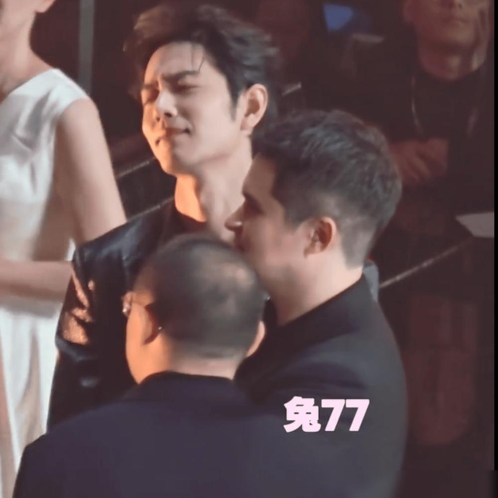 黄觉这回真的踢到钢板了！盛典后台他正美滋滋凑过去想玩个脸颊比心，结果肖战一记嫌弃