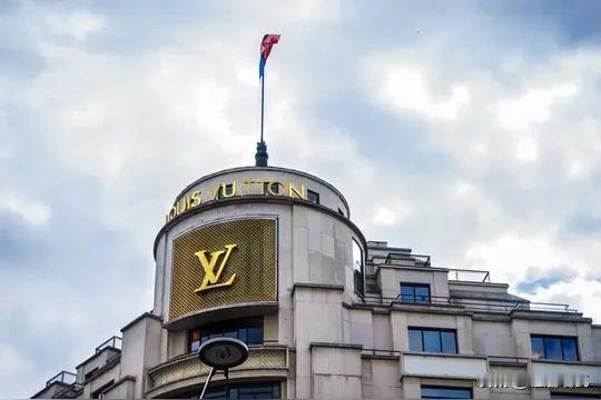 这么大的动静，LV官方至今默不作声，大家也都摸不着头脑了。热搜是一条接着一条，