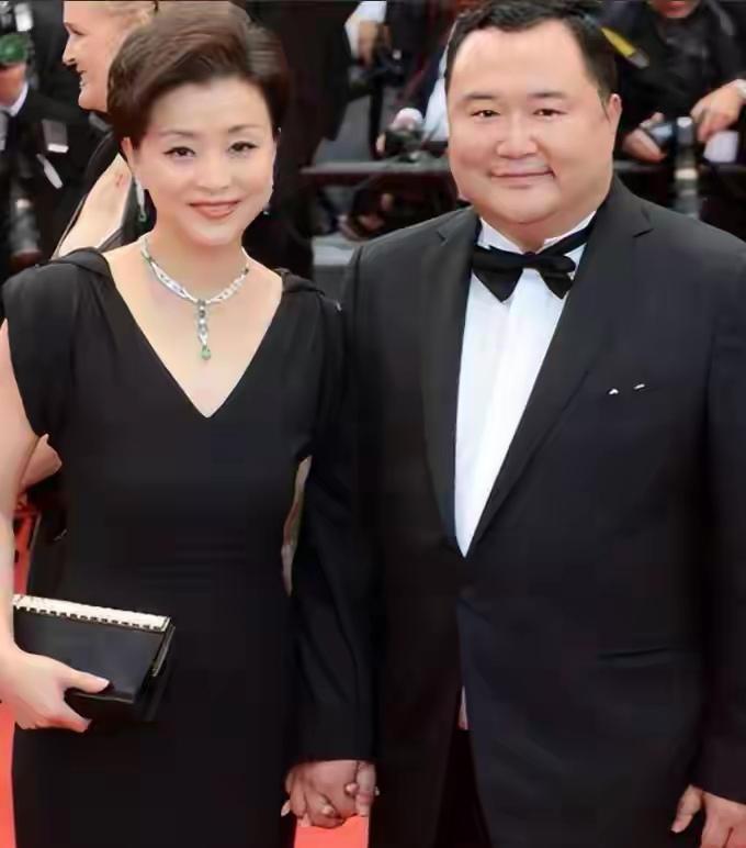 2026年3月比亚迪车展上，杨澜随丈夫吴征出席却全程被冷落，比亚迪高层都围着大腹