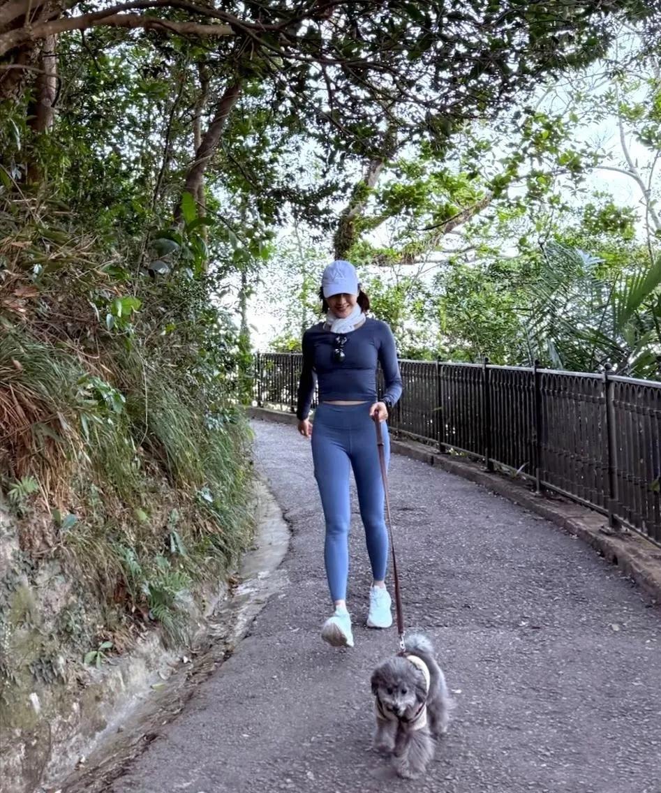 54岁黎姿在香港太平山被偶遇，一身运动装遛狗跑步，状态好到让人不敢相信！紧