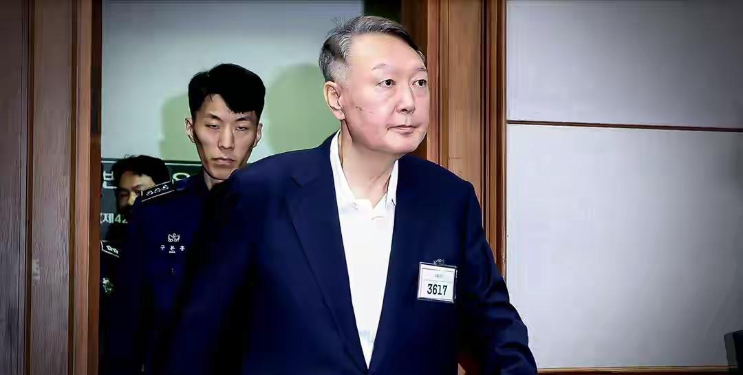 同党内斗。韩国前特种部队司令郭宗根政，在前总统尹锡悦的庭审上，作为污点证人指证尹