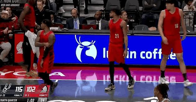 今天开拓者不敌马刺，无缘NBA杯淘汰赛，小杨在最后1分02秒才被换上场，又是打卡