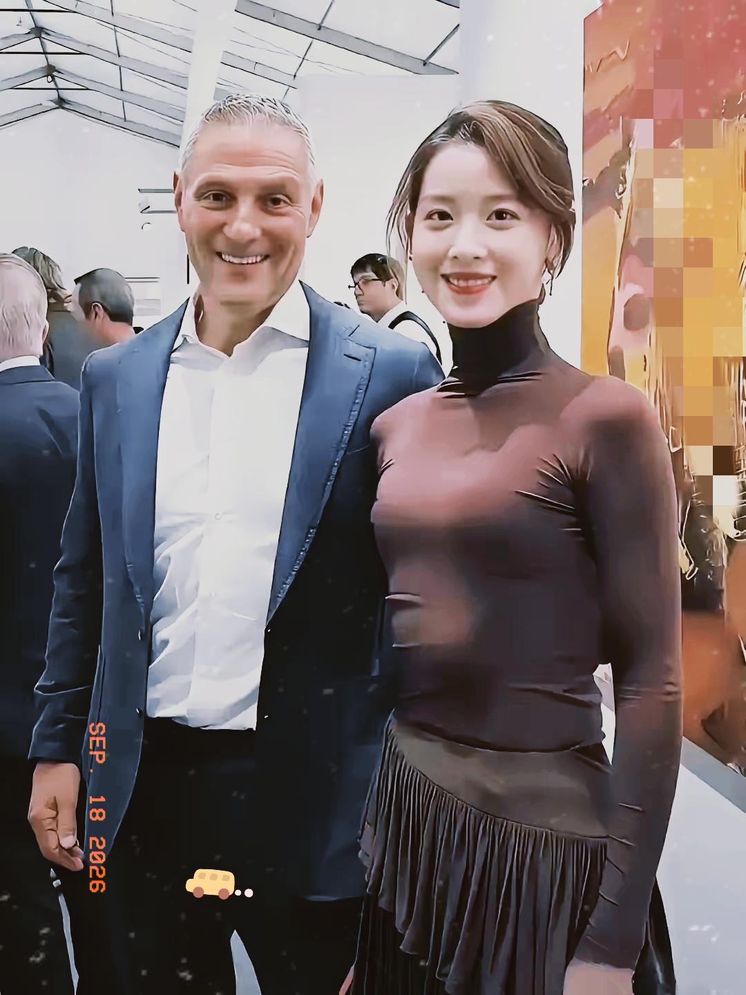 章泽天，很多人只记得她奶茶妹妹的标签，却很少读懂她骨子里的清醒。年少父母分开