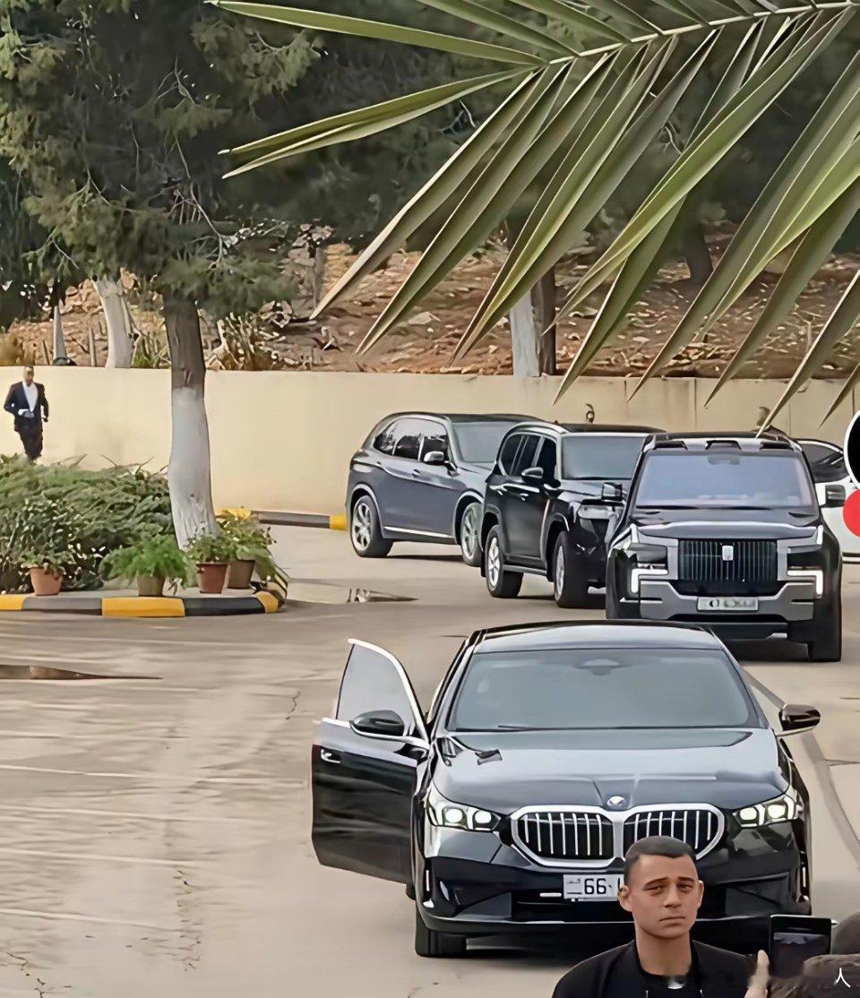 比亚迪仰望U8在国外人气挺高啊，约旦王后的座驾就是它，连宝马7系都只能跟在后面当