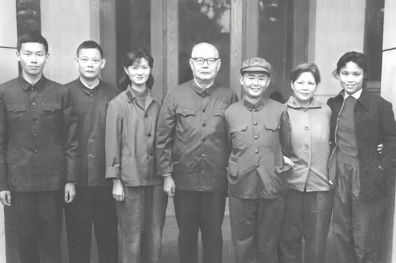 1974年，叶剑英在北京小翔凤住地，和孩子们合影。这是叶剑英非常罕见的一张全家福