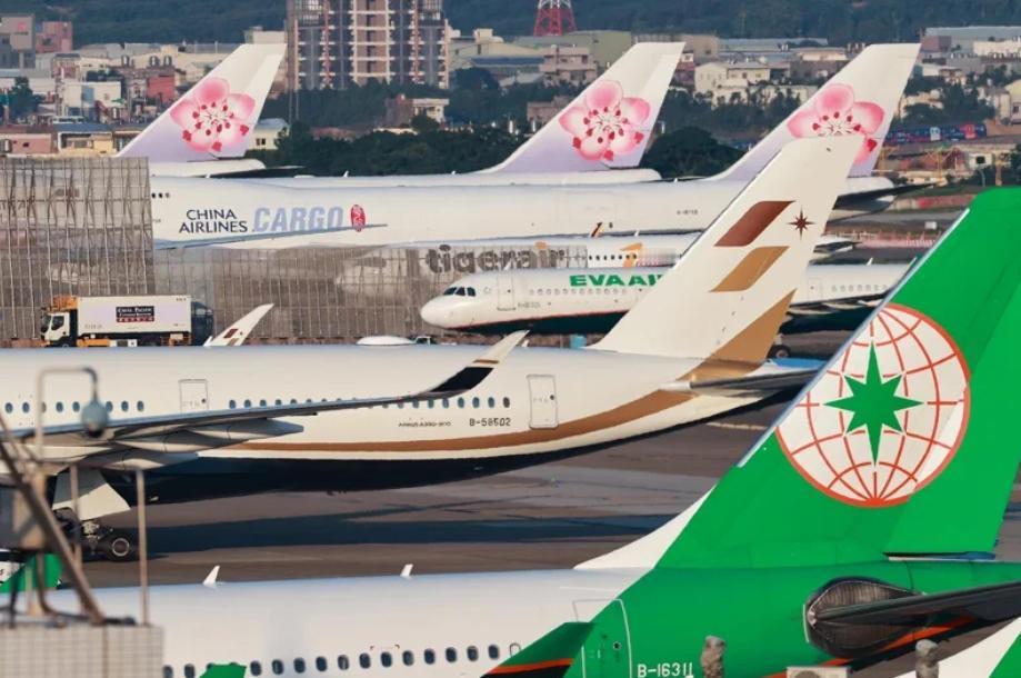 台军终于承认没招了！解放军战机战舰黑压压一片，全面接管台岛上空超10小时。赖清德