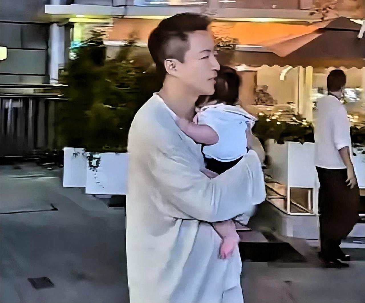 汪小菲把儿子往肩上掂了一下，腰嘎嘣一声。他停住了。三年前他在警局门口喊“