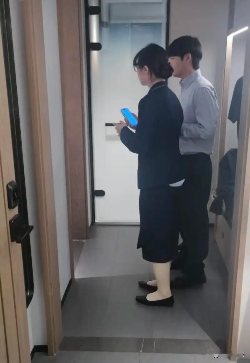 太吓人了！湖北武汉，夫妻俩花774.2元入住某酒店，晚上十点多，两人回到房间时，