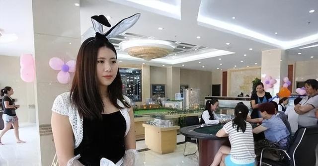 之前，有个女同事为了卖保险开单，什么肮脏手段都使得出。那时候我在一家保险公司