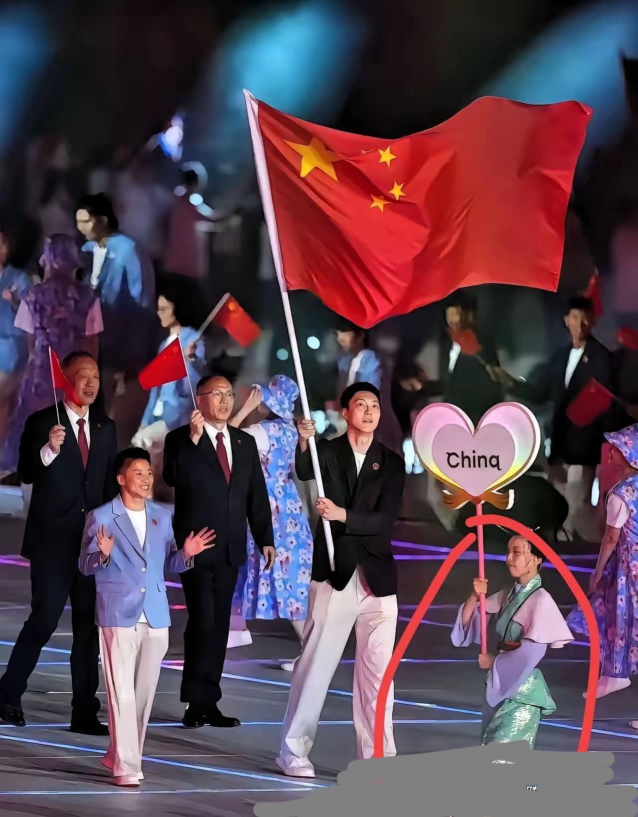 这个开幕式旗手创造历史了！胡明轩创造历史了，这就是创下了中国体育