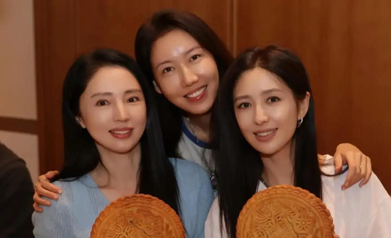 董璇佟丽娅高露中秋同框携子女海边度假氛围轻松愉快​