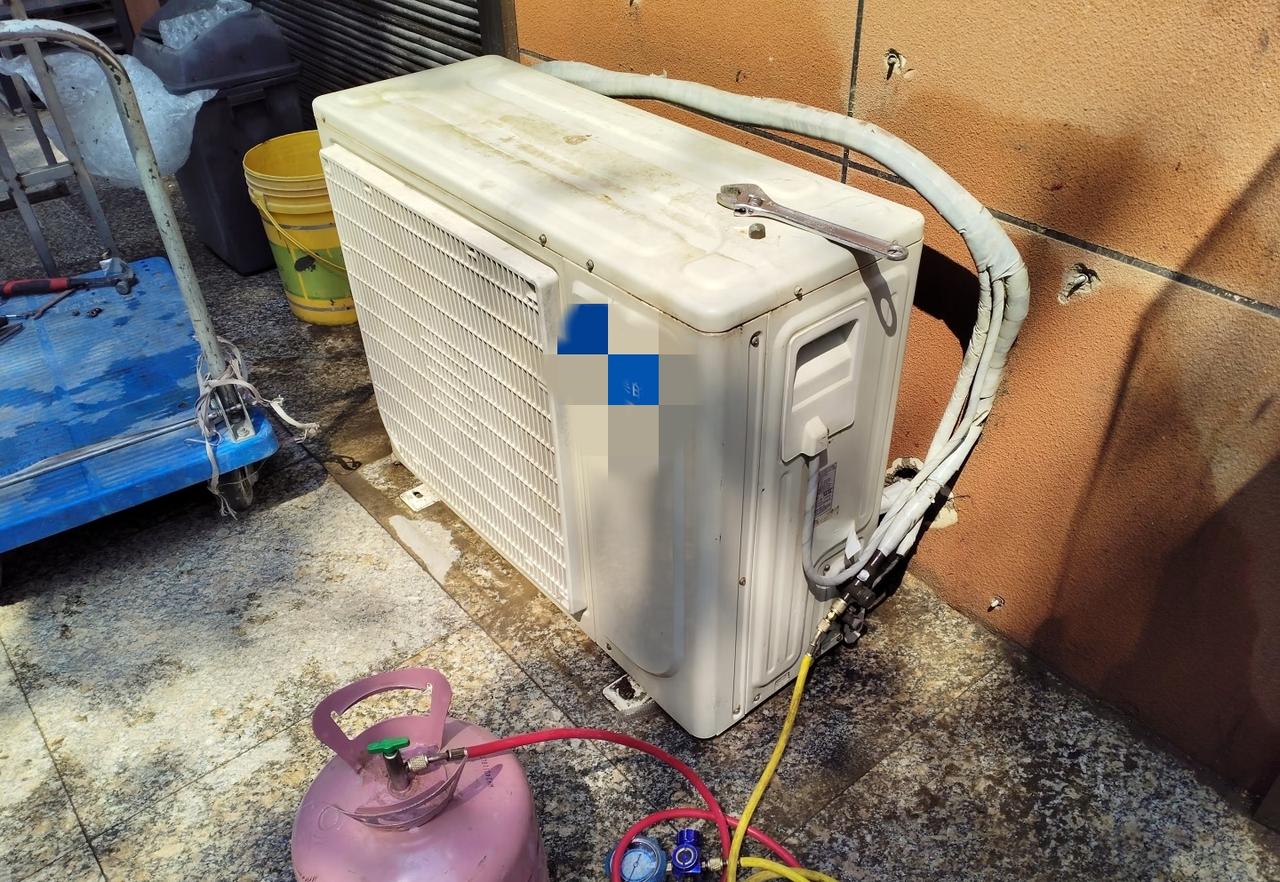 修空调的好狡猾啊！空调不制冷了，应该是雪种不够了吧！让他们加雪种，修空调师傅说：