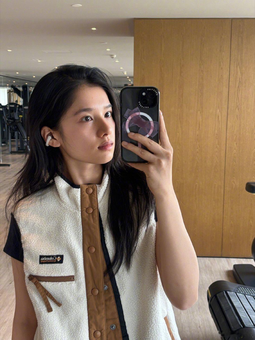 张婧仪空降聊天张婧仪十号聊天室真诚的婧仪又来和大家聊天啦期待每个月的10号