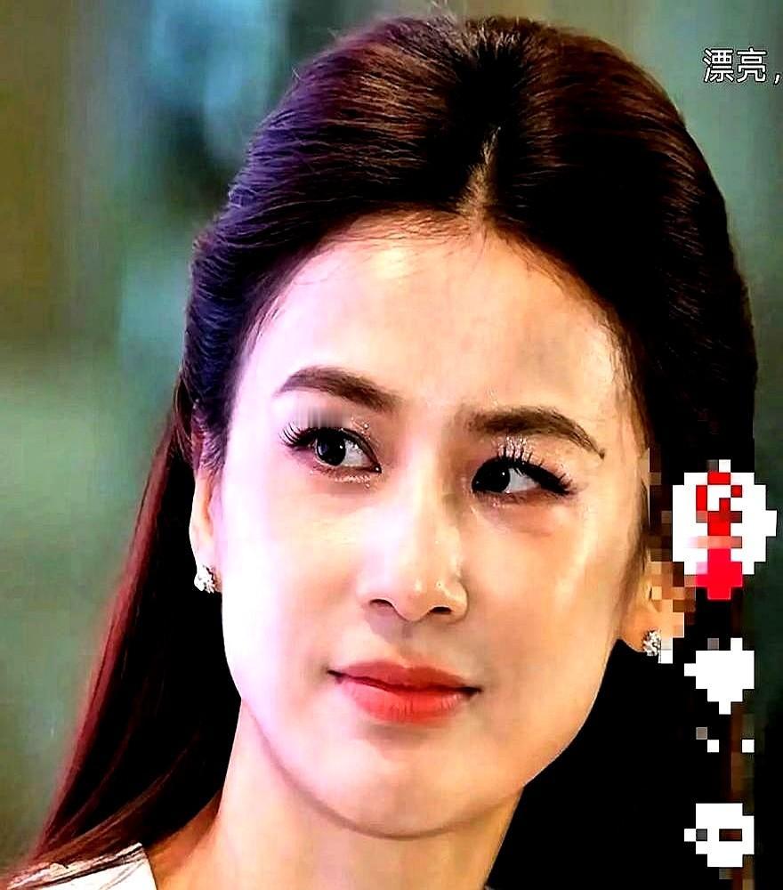 别再羡慕女星们40岁后的“松弛感”了，那不是岁月静好，是人民币的味道。有人两