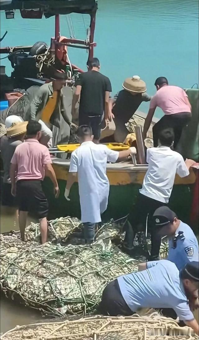 攻过不能相抵？海南澄迈，休渔期间，一渔民发现自家养殖浮标漂走，喊上姐夫连夜出海寻
