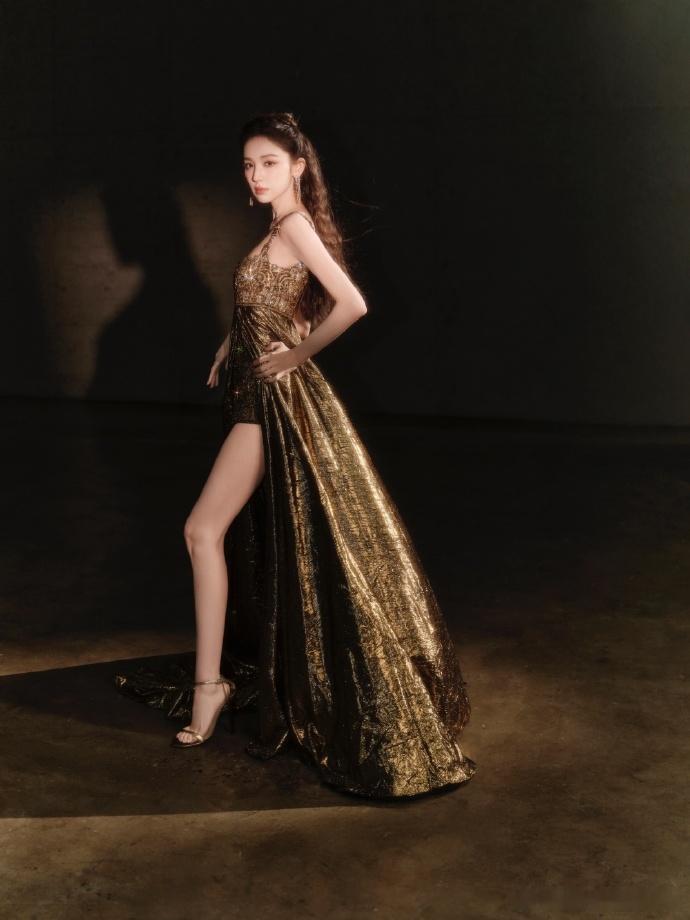 势均力敌的两张脸就这样出来炸街真的越看越喜欢娜扎这次的鎏金裙装，整个人又亮又大方