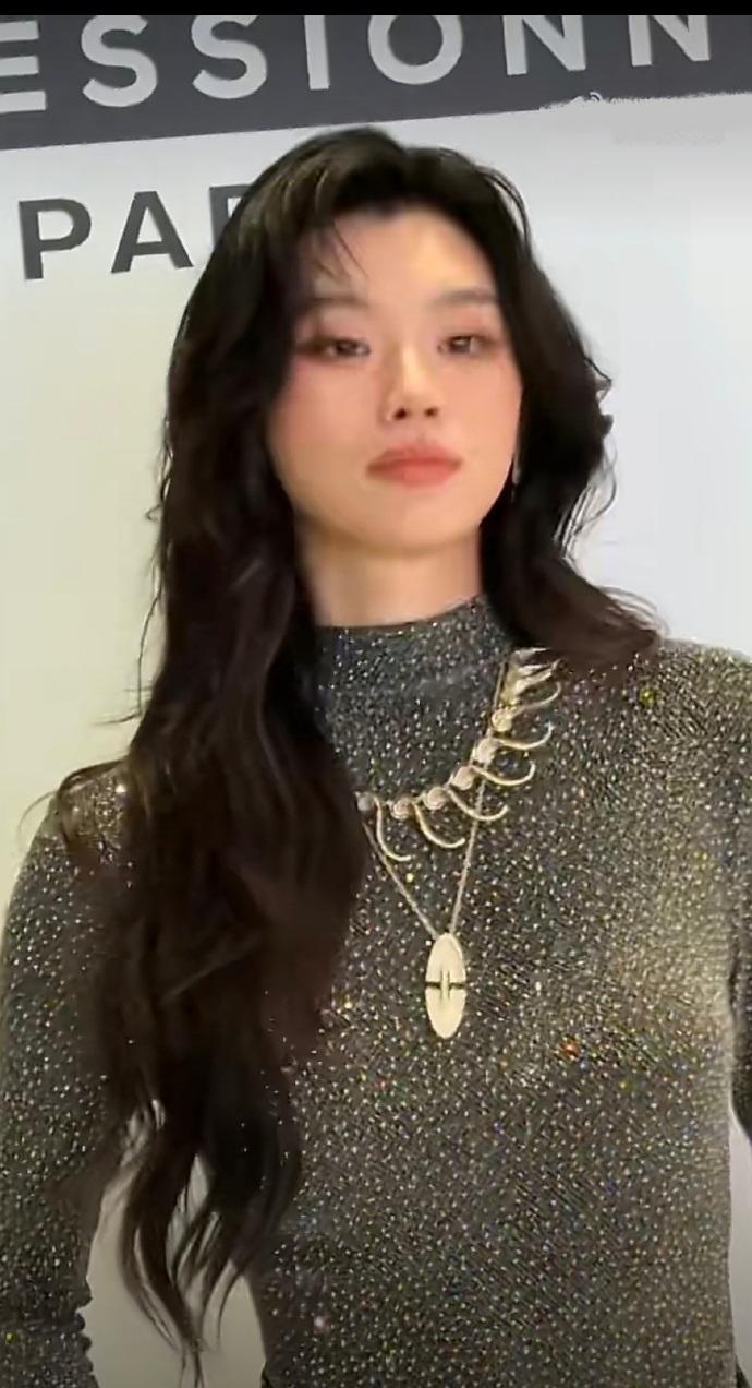 今天奚梦瑶在出席时尚活动的时候搭配了一身灰色的修身裙，让她秀出了完美的身材曲线，