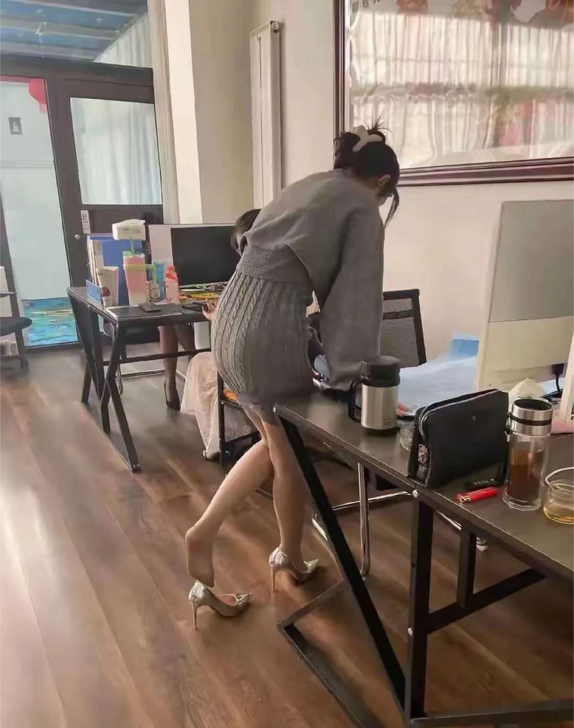 下班啦换个高跟鞋回家