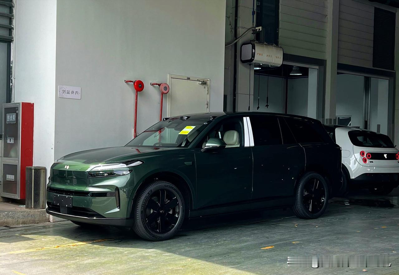 号称乐道L90的大五座版本，乐道L80马上就要上市开售。我猜它的售价在23-2