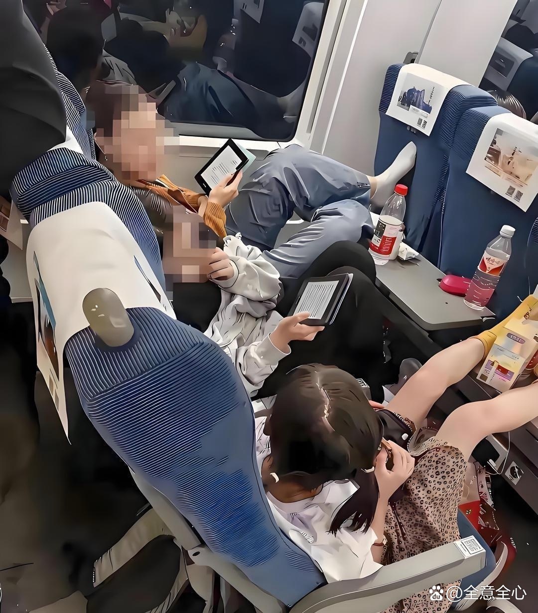 高铁上的这一幕，他们不会脸红吗