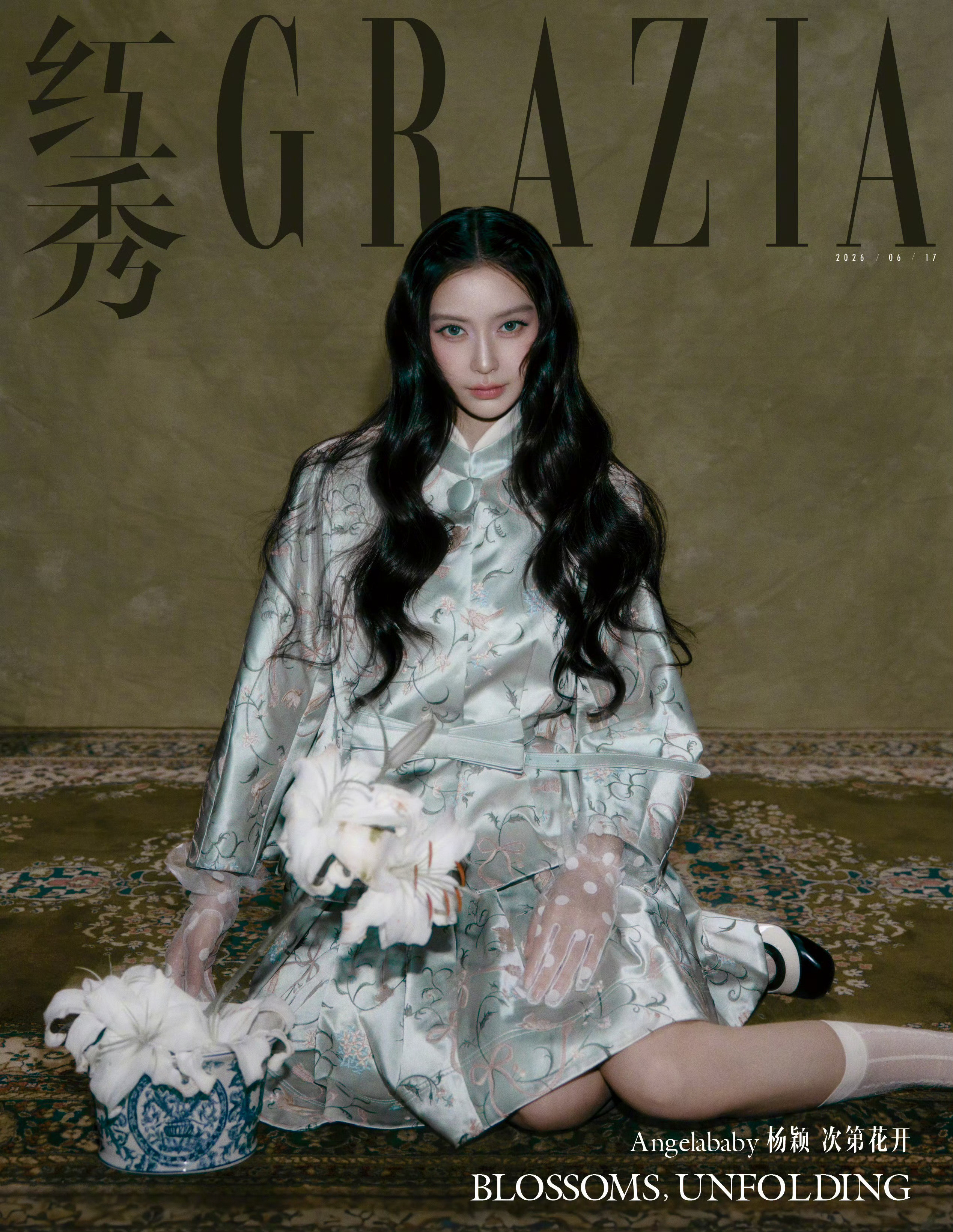 Angelababy红秀六月刊封面Angelababy亮相红秀六月刊封面，暗调柔